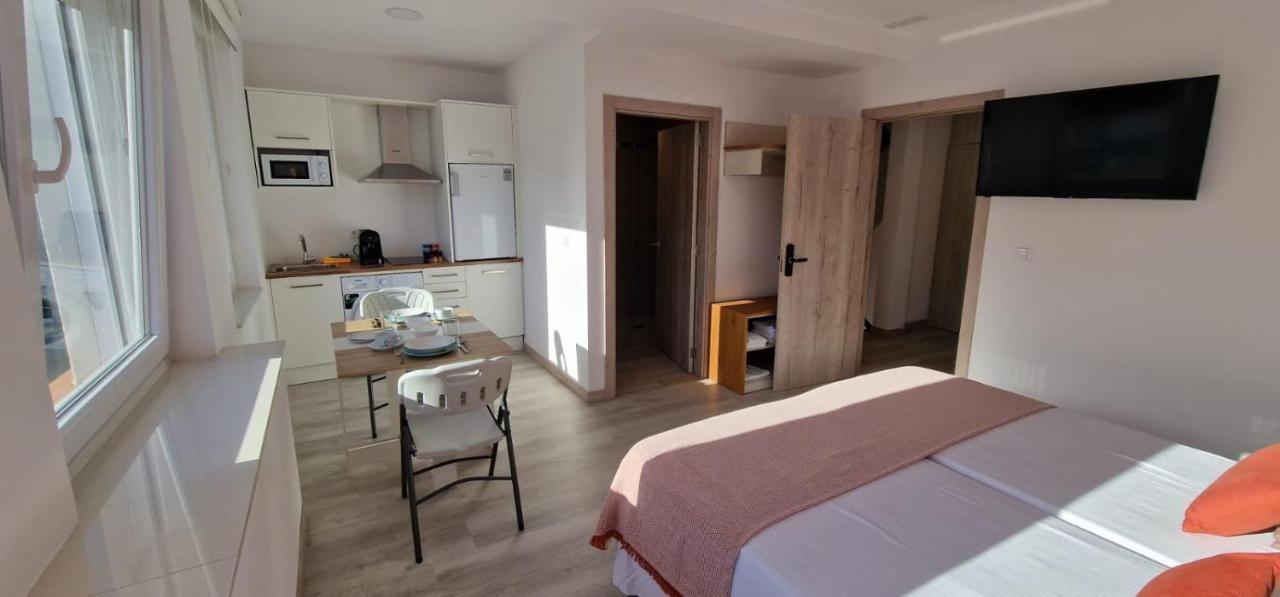 Estudios En Plaza Cabo Da Vila Centro 무히아 외부 사진